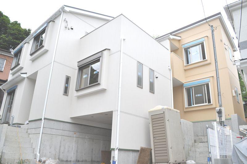 Local appearance photo. The outer wall of the orange object properties