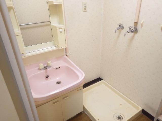 Wash basin, toilet