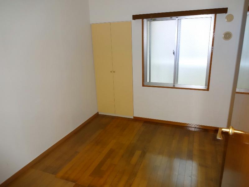Non-living room. 5.1 tatami Western-style lavatory opposite