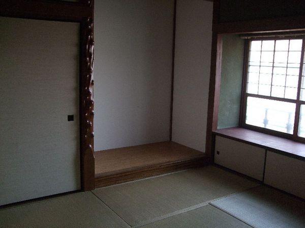Other room space. There alcove