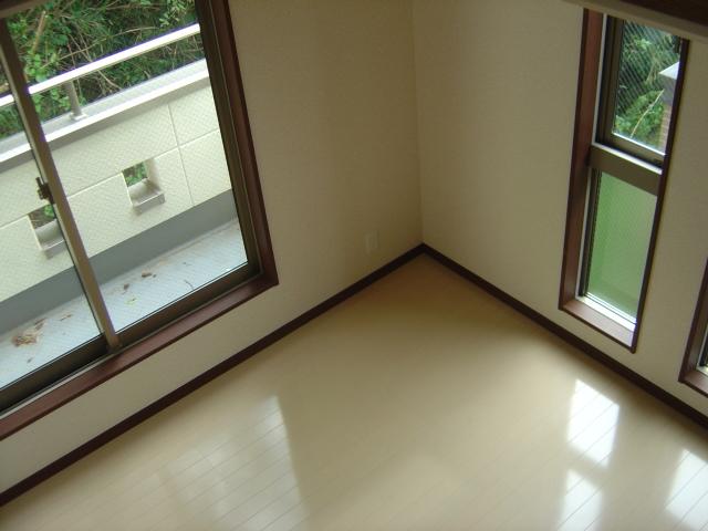 Other.  [Example of construction] Adopt all rooms pair glass