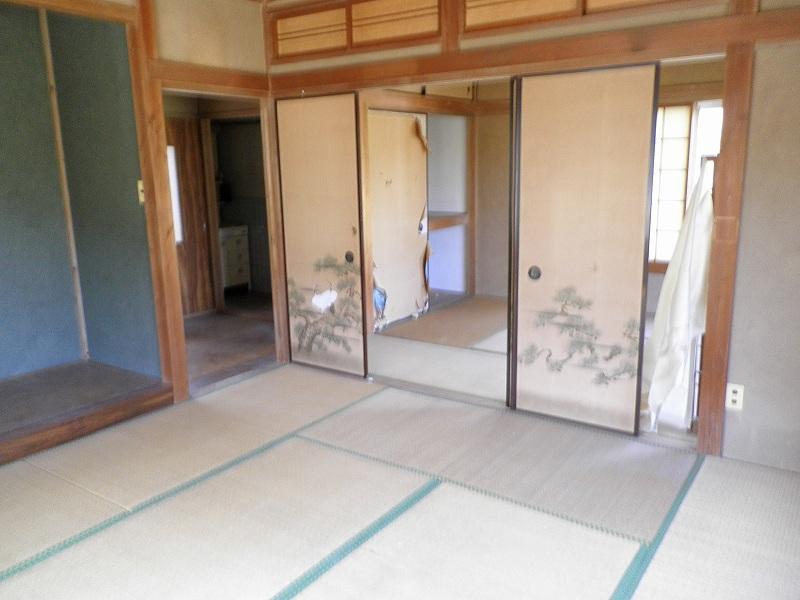 Non-living room. Second floor Japanese-style room 8 tatami mats. Window many bright