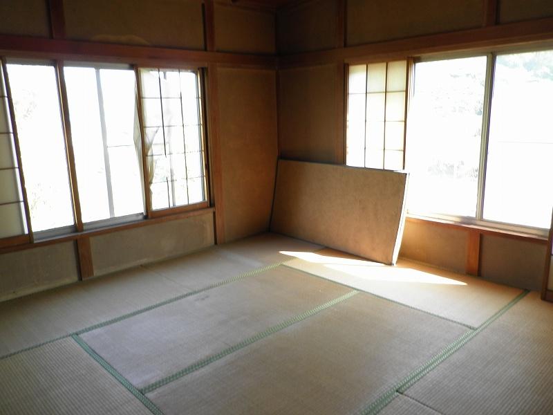 Living. Second floor Japanese-style room 8 tatami mats. And spacious
