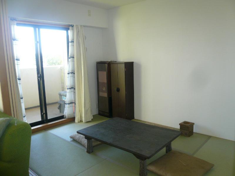 Non-living room. There is also a relaxation of the Japanese-style room