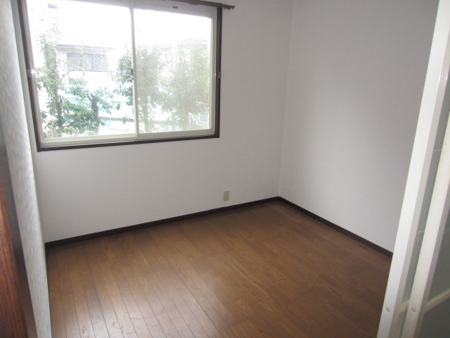 Living and room. Western-style 4.5 Pledge.