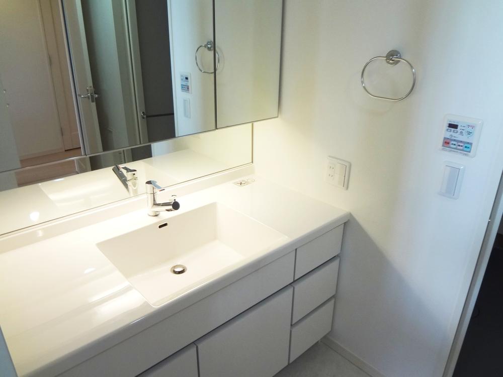 Wash basin, toilet. Indoor (July 2013) Shooting