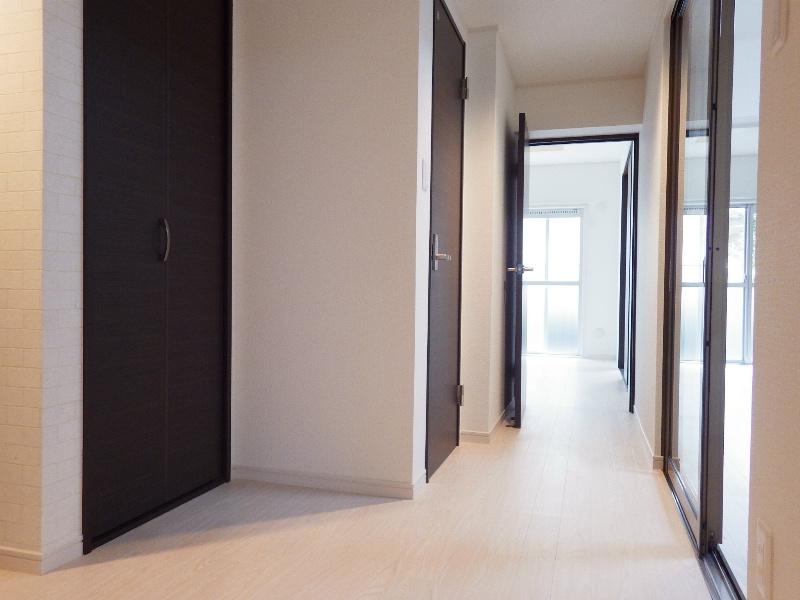 Other introspection. Spacious also entrance hall!