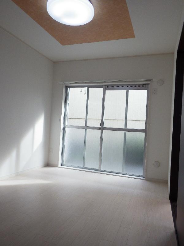Non-living room. Also ceiling Oriental resort-style living room next to Western-style