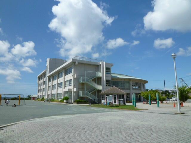 Primary school. Because there is in a position very close to the 570m property to Yokosuka Tateno Hihigashi Elementary School, You can commute without tired children. 