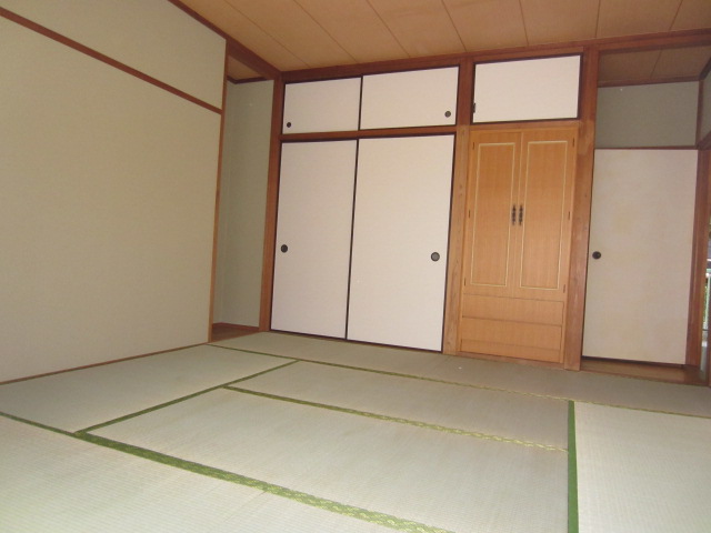 Living and room. Wide, 8-mat Japanese-style room