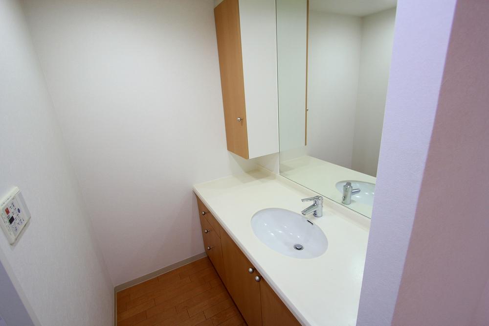 Wash basin, toilet. Indoor (09 May 2013) Shooting