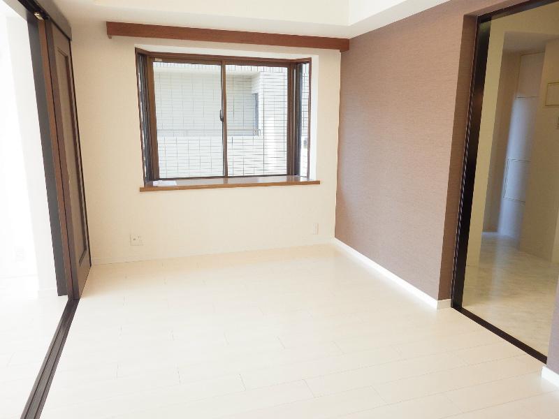 Non-living room. 6.25 tatami dining that you can partition, if necessary