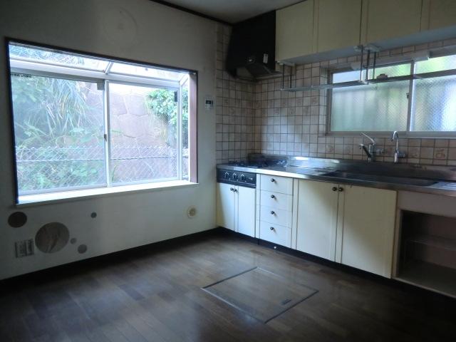 Kitchen. System kitchen, It is with a bay window. 