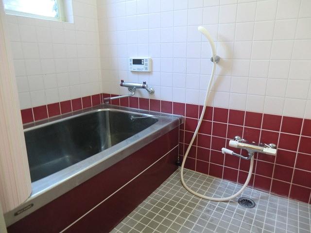 Bathroom. Tiled bath. Allowed reheating