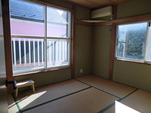 Non-living room. Second floor Japanese-style room, Veranda is also a spacious. 