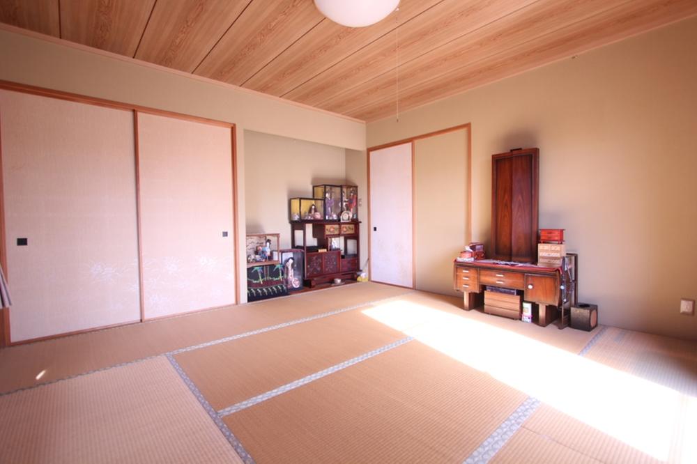 Non-living room. Second floor Japanese-style room of about 8 pledge that calm is located in the south, Day is good. (December 2013 shooting)