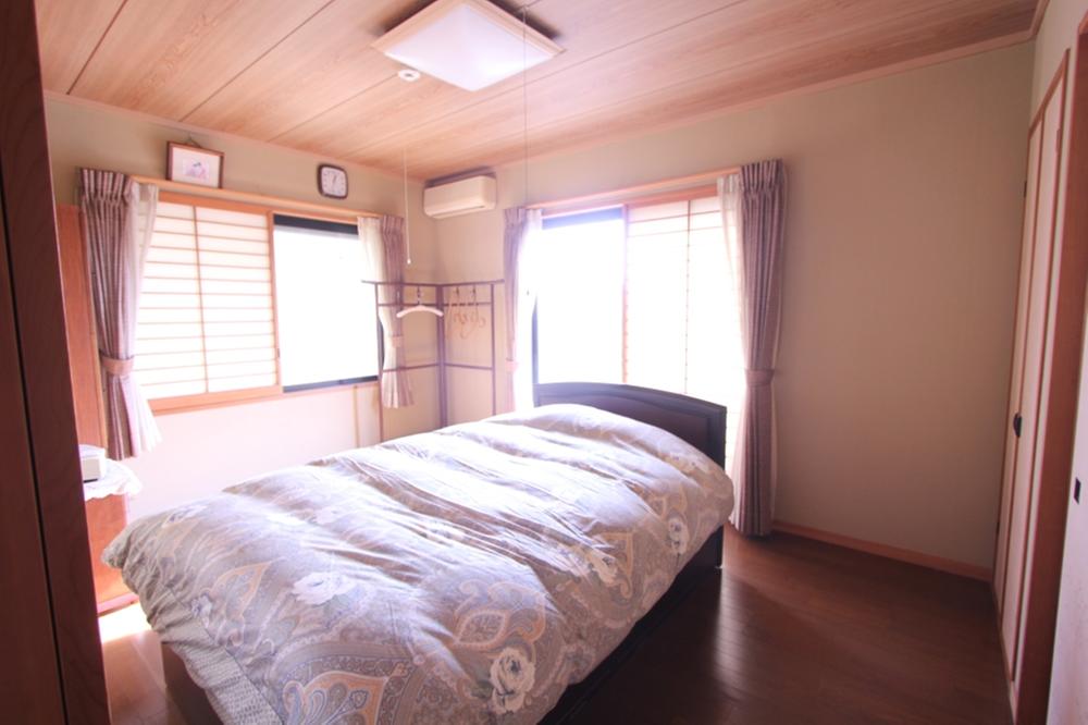 Non-living room. Bedroom of about 6 quires you change the Japanese-style room in flooring, There is a window to the south and east. (December 2013 shooting)