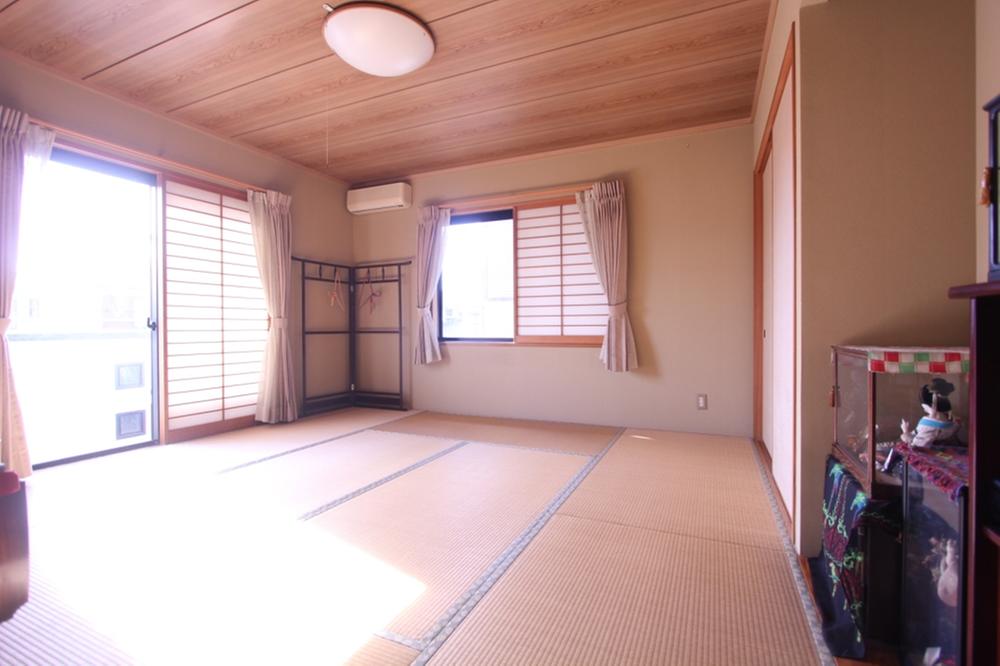 Non-living room. 2 Kaiyaku 8 quires of Japanese-style room from another angle. There is a window to the south and west side. (December 2013 shooting)
