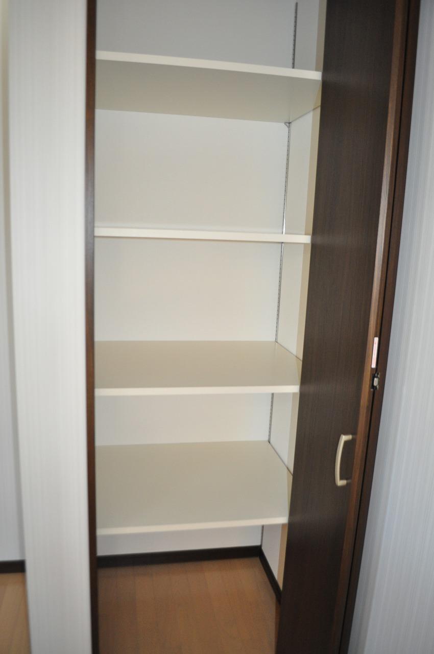 Other introspection. Storage of kitchen horizontal. It can also be used as a pantry.