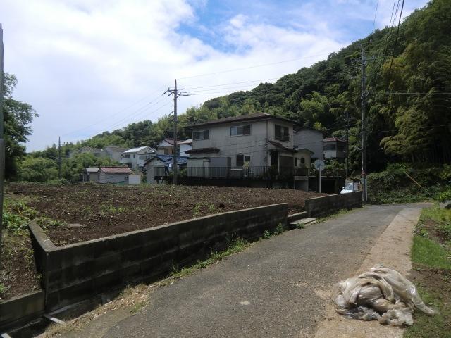 Local photos, including front road. Car out is easily possible