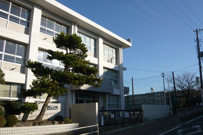 Junior high school. 1179m to Yokosuka City Ikegami junior high school