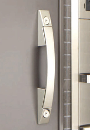 Security.  [Double Rock ・ Entrance door of the system] By providing the keyhole in the vertical two locations of the push-pull handle, It is possible to suppress the suspicious person from entering from the front door. (Same specifications)