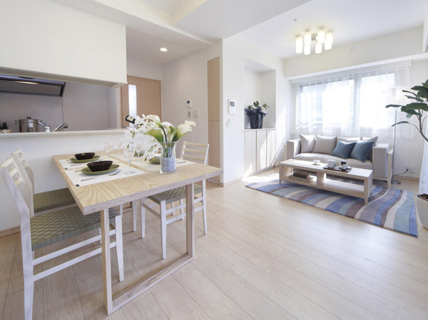 Room and equipment. The clean full kitchen that was based on white, Counter is attached. Corner dwelling unit plan of the three-sided opening, Bright and airy living ・ dining. You can enjoy a pleasant meal in the family. (living ・ dining / D type)