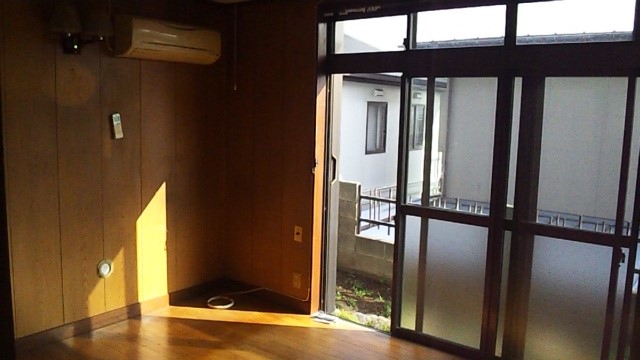 Living and room. Good Hito, Western-style facing the garden, It is with AC. 