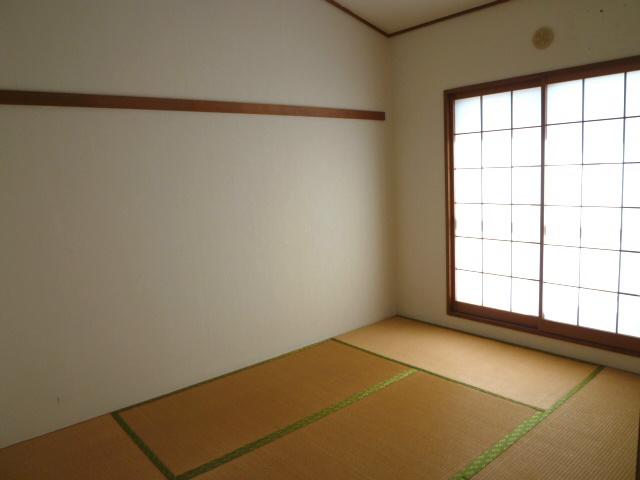 Non-living room. Japanese-style room is also beautiful