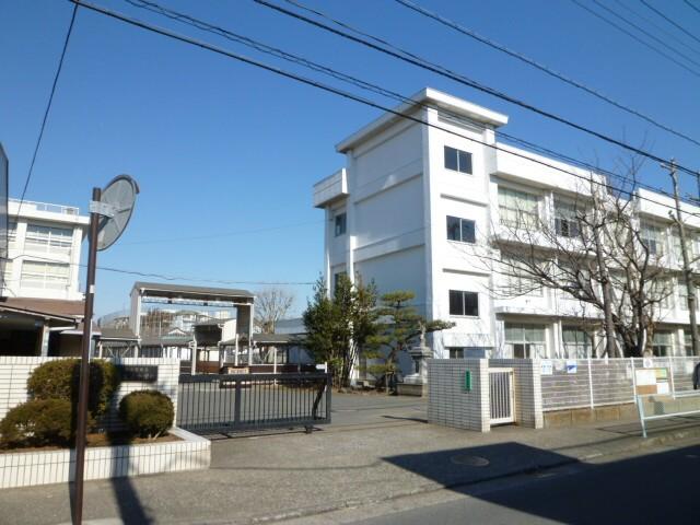 Junior high school. Since the street where pedestrian traffic is often up to 1300m school to Yokosuka Municipal Kurihama junior high school, You can go with confidence.