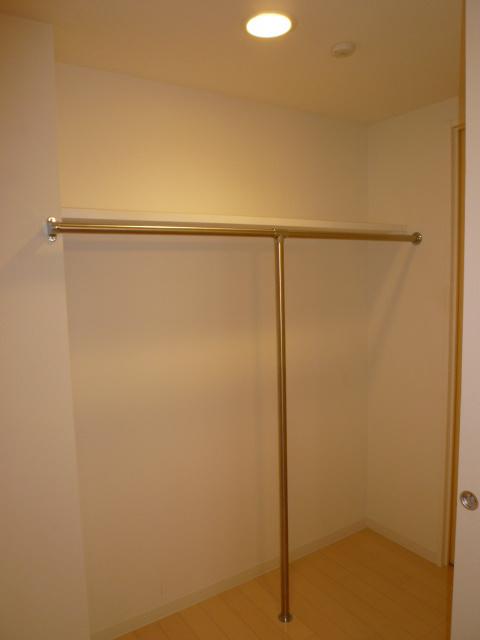 Receipt. Walk-in closet, which is out of the Western-style in the hallway