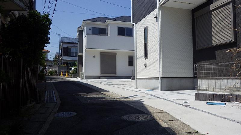 Local photos, including front road. Yang hit good Property!