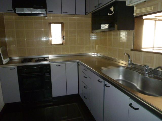 Kitchen. A little unusual U-shaped kitchen