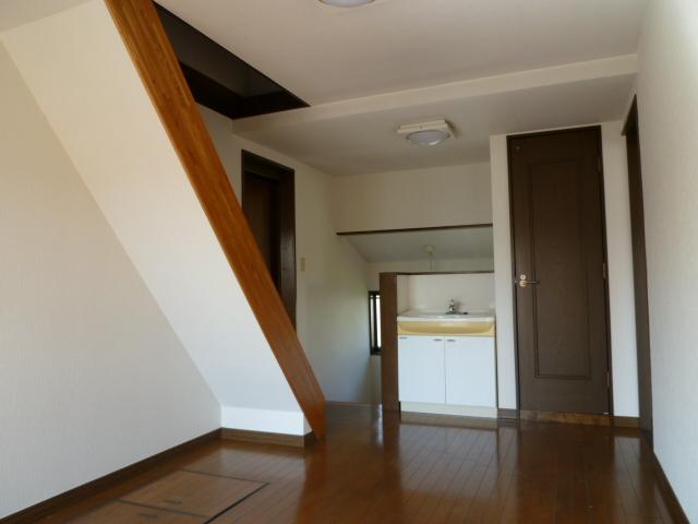 Non-living room. Also the stairs to go to the attic, And wide Hihoru