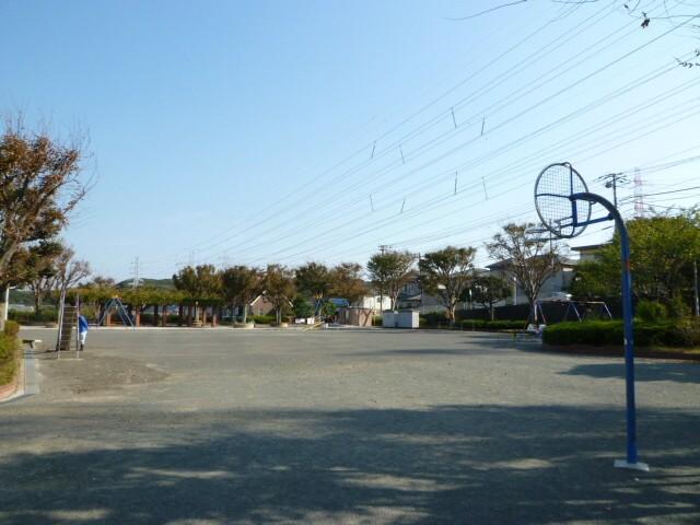 park. Is a big park Bon dance is also performed in the 450m summer to Highland 4-chome Park.
