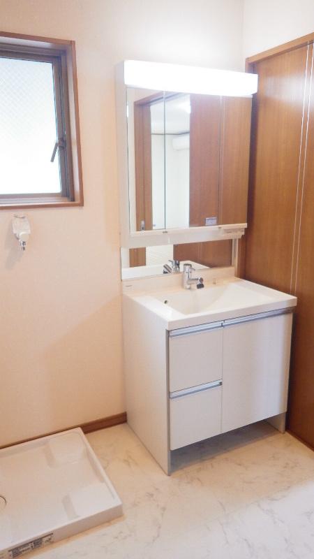 Wash basin, toilet. Dressing room
