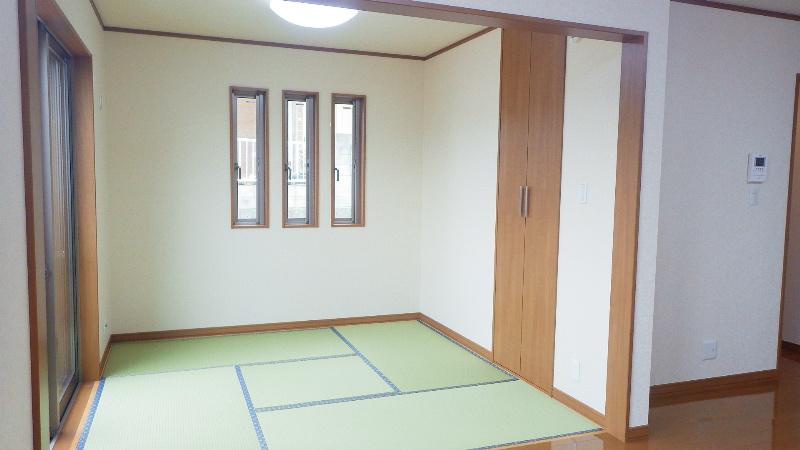 Non-living room. First floor Japanese-style room of living next door is also bright