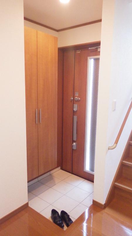 Entrance. Entrance with a shoebox