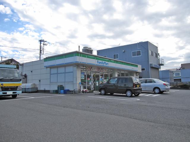 Convenience store. 463m to FamilyMart Yokosuka Yamashinadai shop