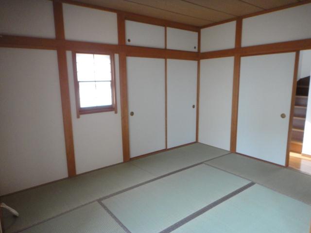 Non-living room. LDK right next to the Japanese-style room