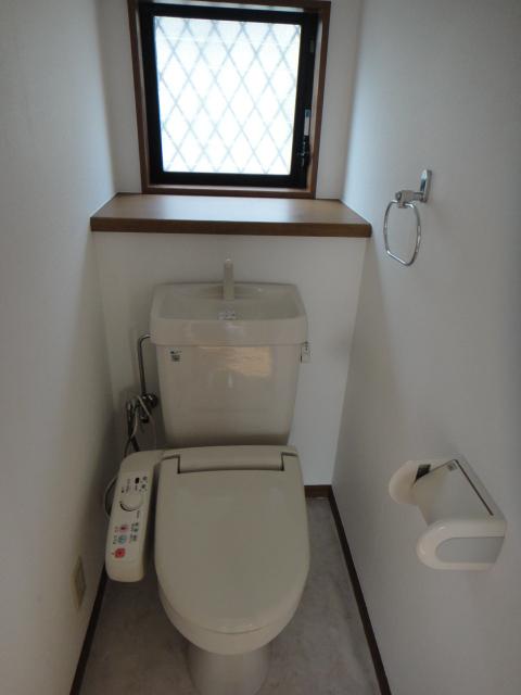 Toilet. First floor toilet. It is settled cleaning. 