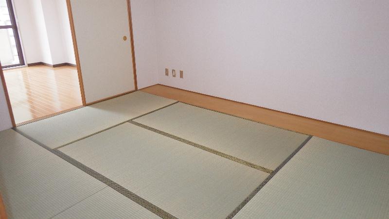 Non-living room. 6-mat Japanese-style. Flavor plenty if there is duckboard part