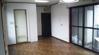 Living and room. It is a bright room in a corner room. Renovated