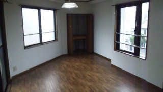 Living and room. It is a bright room in a corner room. Rifuomu already