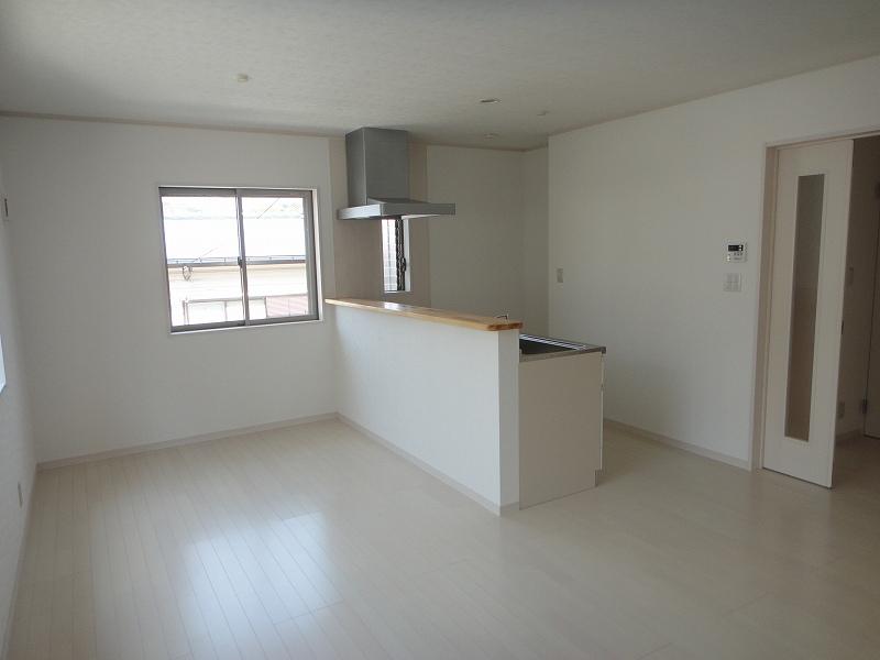 Living. Open-minded counter kitchen.