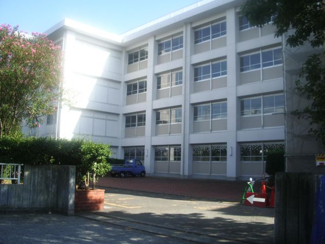 Junior high school. Municipal Oppama until junior high school (junior high school) 1100m