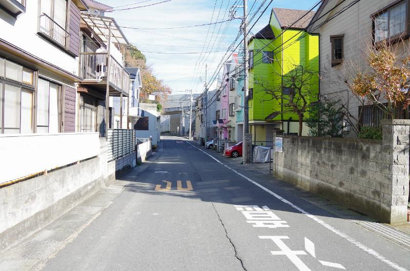 Local photos, including front road. Width also about 7m