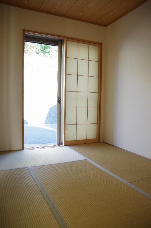 Non-living room. Convenient Japanese-style room