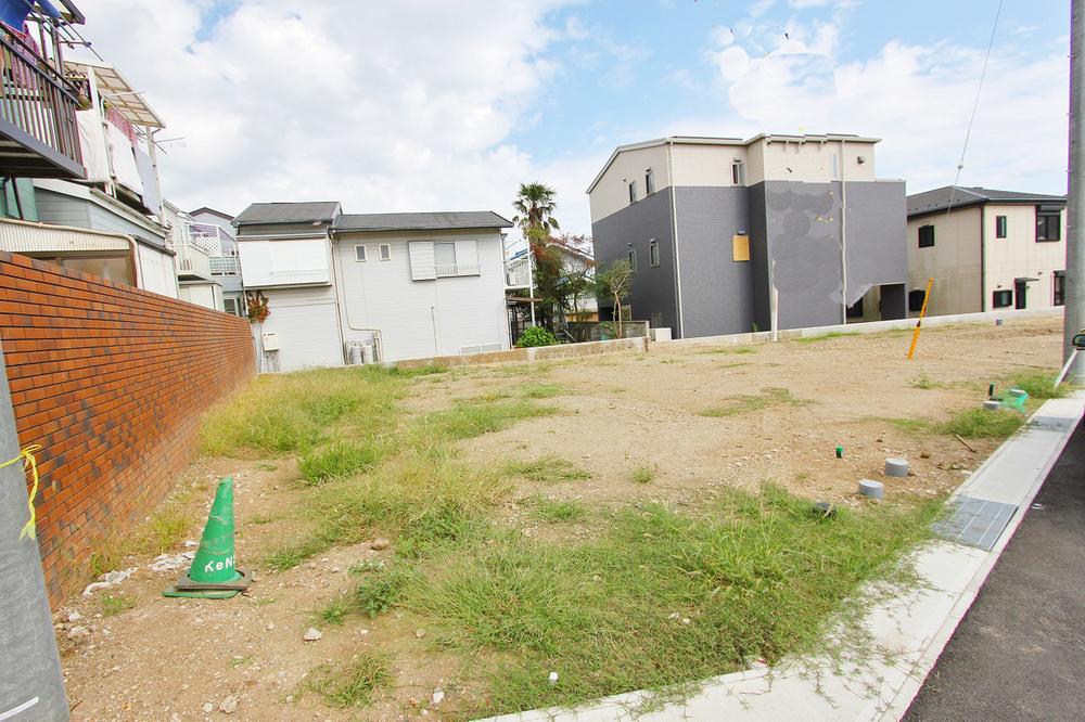 Local photos, including front road. Local (10 May 2013) Shooting