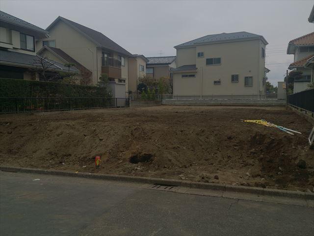 Local photos, including front road. bus stop, Super also nearby. In spacious grounds, It will enter in the future architecture!